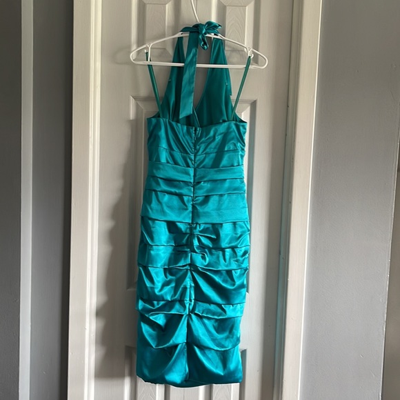 Le Chateau Dress - Picture 2 of 4